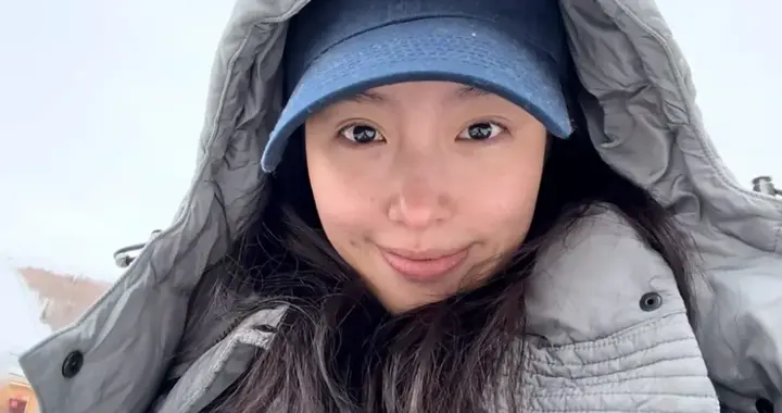 杨采钰滑雪场被老公一把抱起，张向荣笑容藏不住，眼里全是爱