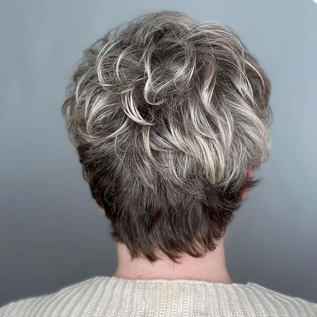 女人过了45岁，发型这样整，剪短烫烫就是不一样