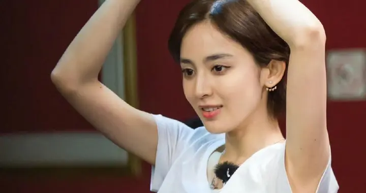 古力娜扎早期舞台表演练习 体态真好 ???