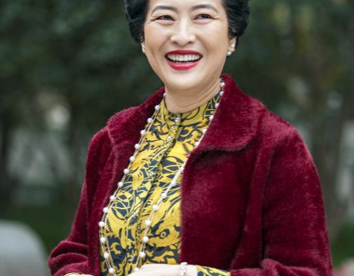 燕麦 64岁许娣老了也优雅：头发微卷，衣着鲜艳，照样美过年轻人