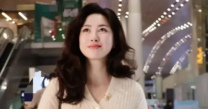 朱珠机场私服越来越简约！穿V领毛衣+小白裤，温柔又高级！