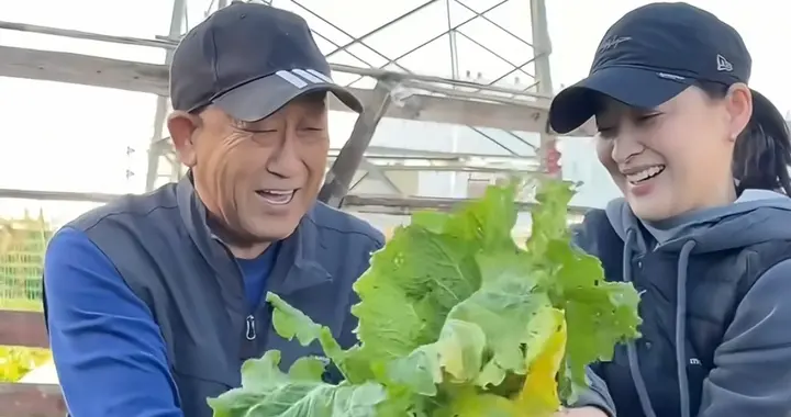 梅婷在家用农家菜宴客，公婆种菜不和他们同住，公公回应重男轻女