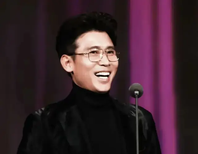 没有气质最好别上颁奖台，飞天颁奖李乃文黑色高领，贵气逼人