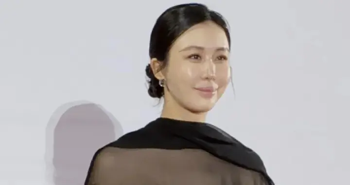 田朴珺独自现身参加活动，一身高定气场十足，被吐槽医美痕迹重