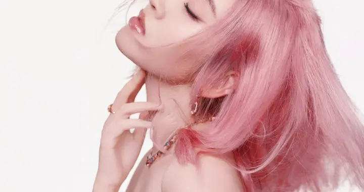 唐艺昕粉发粉裙，粉粉嫩嫩甜美的大美女