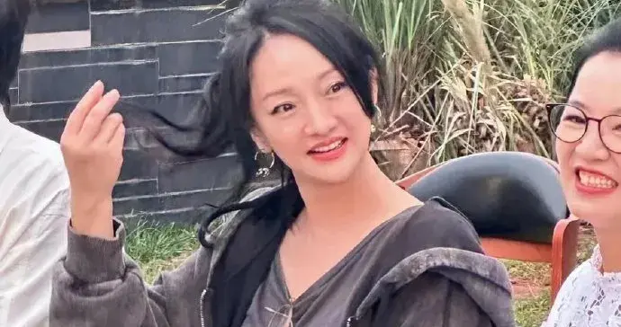 周迅状态真的绝了，五十多岁依旧灵动显嫩，事业优秀又娇俏可爱