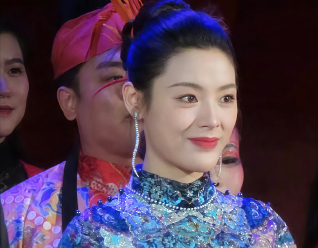 这一夜，被穿“非遗苗绣”长裙的陈丽君惊艳，扮回女装却惊艳巴黎