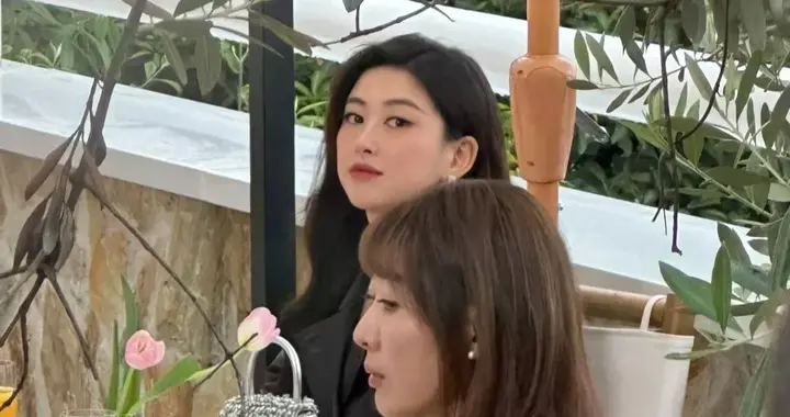 41岁的朱珠在重庆跟朋友聚，穿亮片裙，蹬高跟鞋，那叫一个贵气。