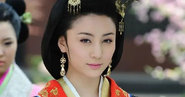 嫁大30岁的名导尤小刚，三年连生两娃，如今9岁儿子开始为她争光