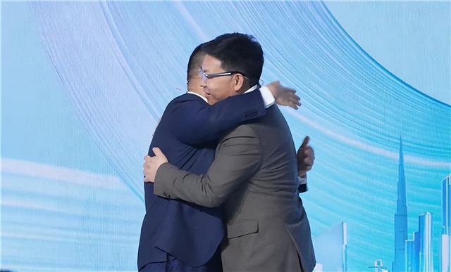 鴻蒙智行第五界的含金量！上汽總裁現場兩次擁抱華為余承東