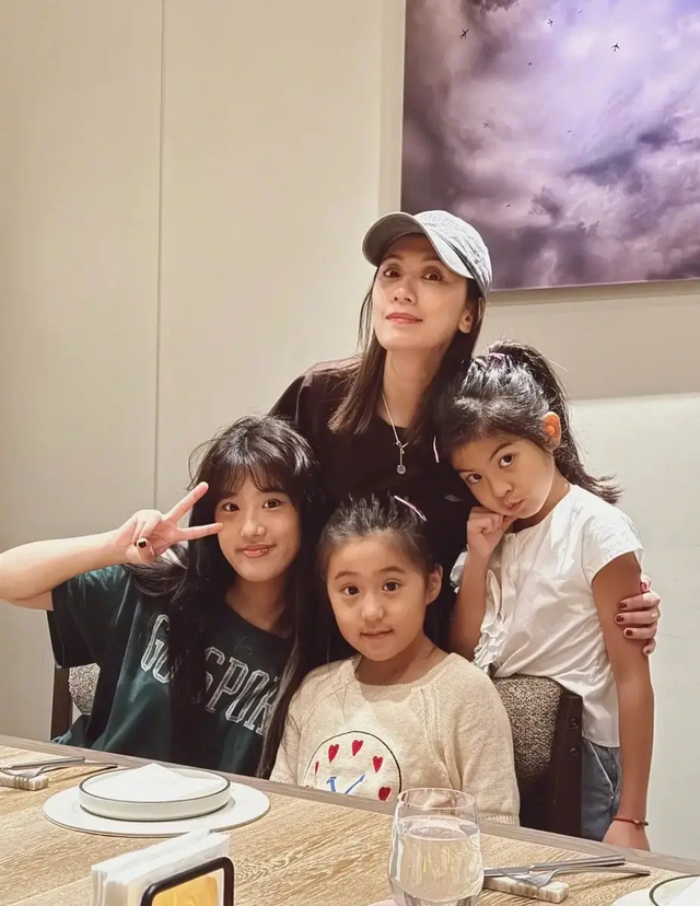 贾静雯与20岁梧桐妹上海逛街，时髦pose背后藏着多少暖心故事？