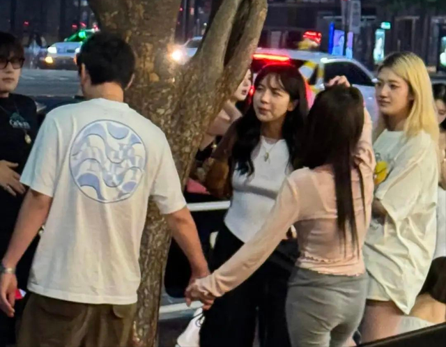 网友在韩国偶遇王思聪，又换了一个女朋友，手牵手在逛街还有保镖