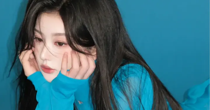 孔雪儿，是很久不见的黑长直。