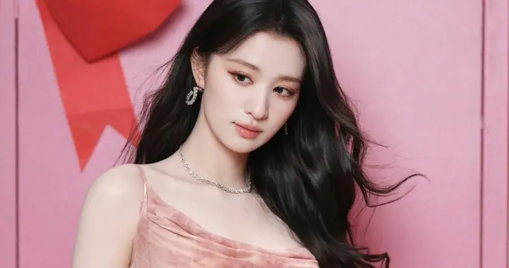 王楚然，这身粉吊带裙，好看的很 ???