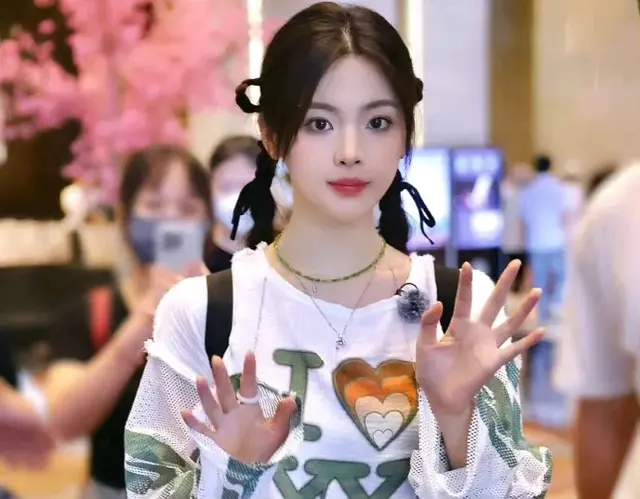 杨超越上班路透~ 字母T编发造型好元气的超越妹妹！