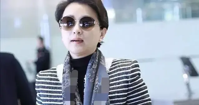 56岁杨澜剪了短发真时髦！条纹西装+阔腿裤+围巾，高级又洋气！