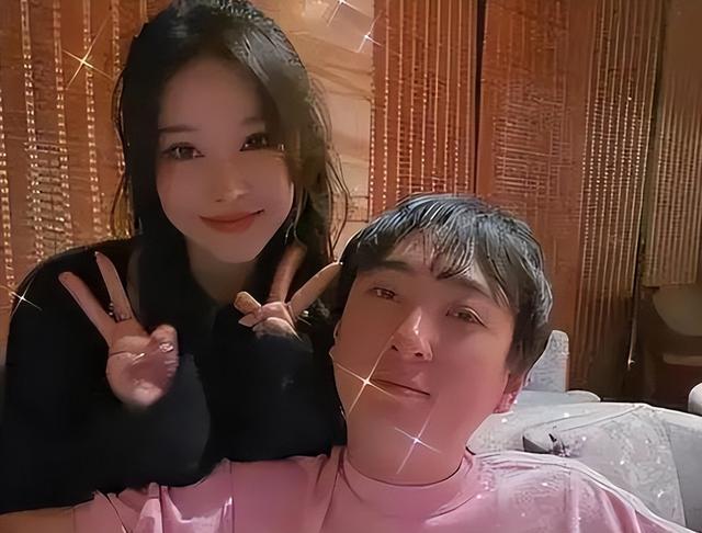 后继有人？黄一鸣喊话王思聪，转正心思超明显，娃娃五官似王健林