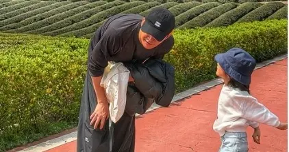 王阳一家无锡度假，带女儿Molly上山挖笋，和高斯穿情侣装很甜蜜