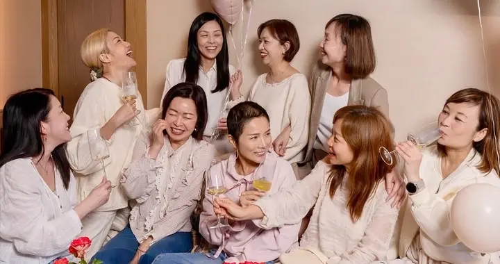 51岁癌末港姐生前追思会现场，与闺蜜开香槟看旧照，大家笑着告别