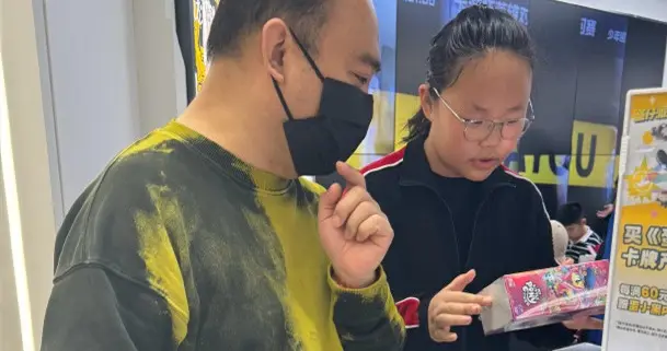 德云社侯震发文，女儿15岁生日，送祝福、晒蛋糕，父女二人一般高