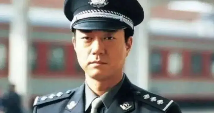 演了一辈子警察，穷得靠老朋友刘丹接济，45岁被嫂子“逼婚”