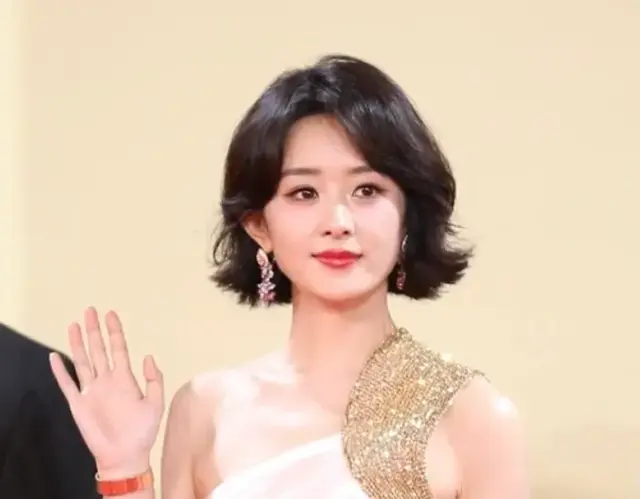 赵丽颖穿粉裙走金鸡奖红毯，她满脸疲态，独自落寞的坐在后台！