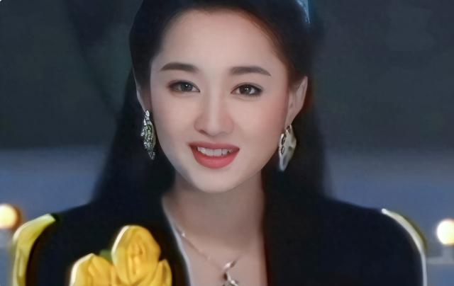 杨钰莹第一次上央视，工作人员被其美貌“吓到了”，她当年有多美