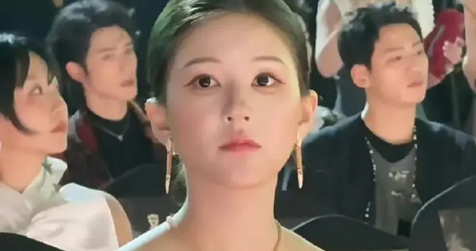 赵露思回应星光大赏服装和妆容问题：我就不是一个以美出众的演员