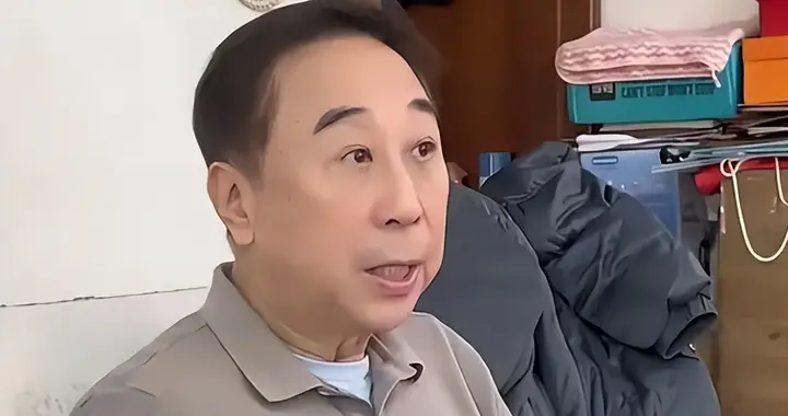 68岁冯巩现状曝光，住100平小房纸箱衣服乱扔，一次性口罩反复用