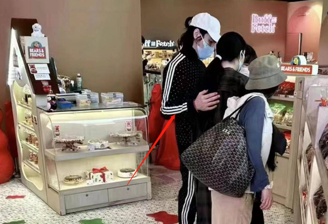 郭碧婷|向太炒作？传婚变后郭碧婷向佐合体，亲昵搂背，细节暴露疑是摆拍