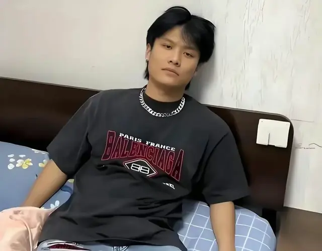 “小杨哥”爱上野花后，七年前旧照被扒出，网友：这么土也能火？