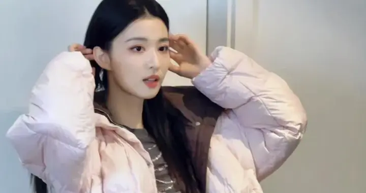 王楚然私服穿搭真时髦！穿拼色羽绒服+百褶短裙，减龄又少女！