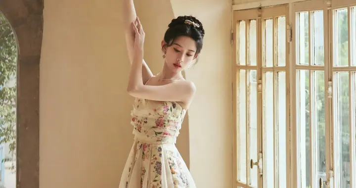 孟子义，小碎花吊带裙，妥妥芭比娃娃既视感