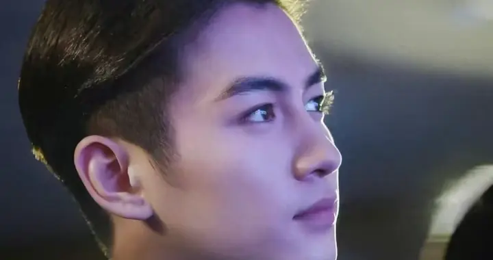 陈晓暴瘦认不出，发布会撑膝喘息，为角色减重引争议