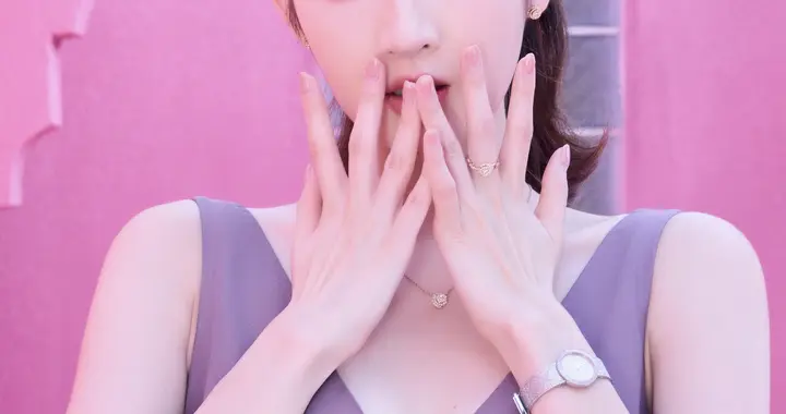 王玉雯紫色很有韵味！王玉雯黑色一字带包后跟高跟凉鞋壁纸