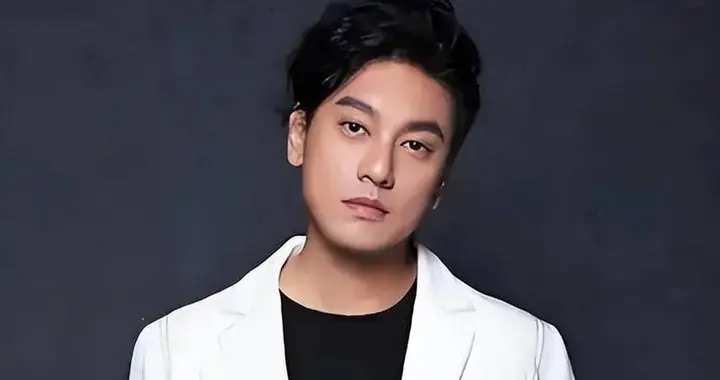 朱孝天节目表演被道具击中头部，综艺安全与演技边界引全网讨论