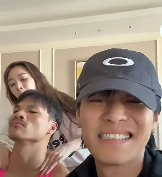 网红嘴哥闯关成功地位直线上升！师父大小杨哥揉腿，卓仕琳捏肩膀