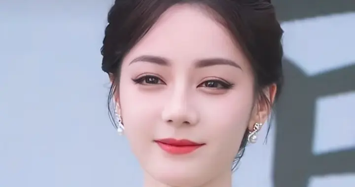 破防！迪丽热巴机场被粉丝喊哭，这才是内娱该有的追星模样