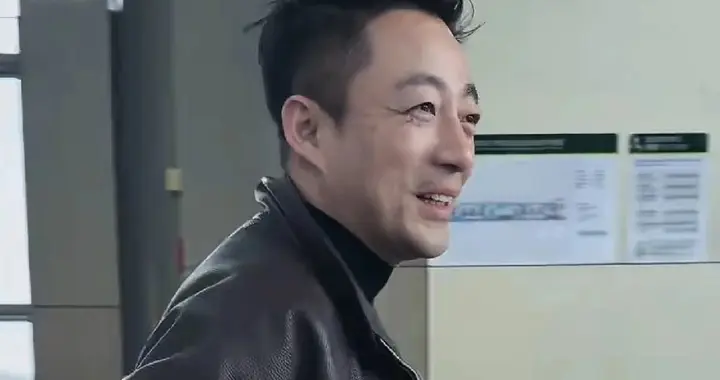 机场偶遇汪小菲，自推行李笑容满面，无筱梅陪伴，添丁喜事藏不住