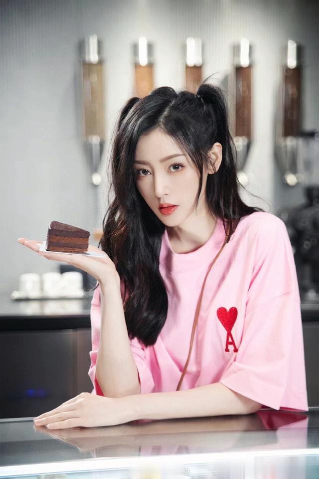 张天爱|张天爱实际反差很大？被姐姐们曝私下细节，一闪而过的镜头真相了