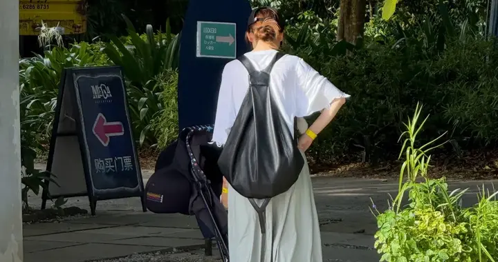 戚薇一家度假被拍，11岁Lucky颜值逆袭，精致模样超妈妈当年