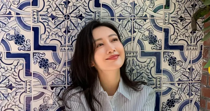 王鸥私服穿搭越来越简约！条纹衬衫+小白裤，休闲随性又时髦！