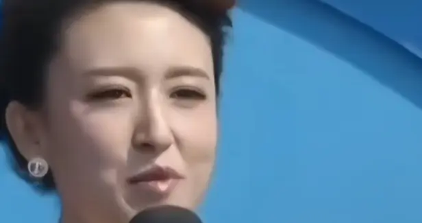 张蕾出席湄洲岛推广活动，鹅黄裙配精致盘发，端庄大气超有魅力