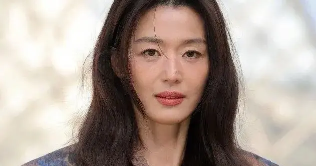 女神全智贤也伴有岁月痕迹变老了，状态憔悴，和巅峰时期大不一样