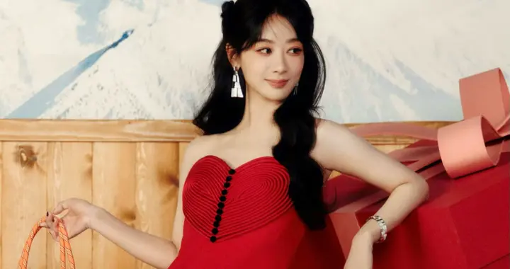 被杨紫的红裙造型拿捏了，又甜又飒超有范