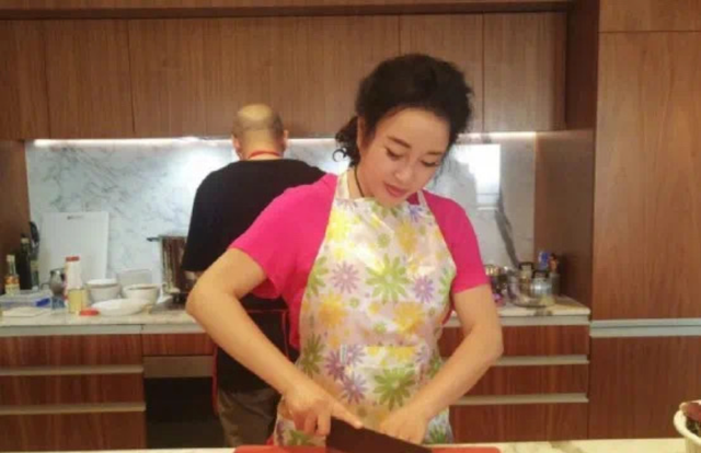 刘晓庆为81岁丈夫下厨，做个饭也穿得花枝招展，网友：这哪像71岁
