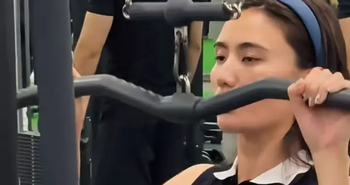 海哈金喜离婚后首晒照！沉迷健身身材消瘦，十字发文表明当下心境