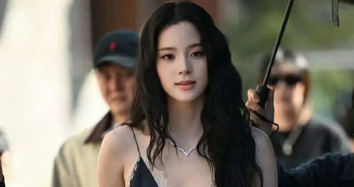 欧阳娜娜蕾丝吊带裙太迷人了 ???