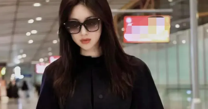 朱珠的气质真是出挑！一身黑色大衣+短靴，简约又高级！