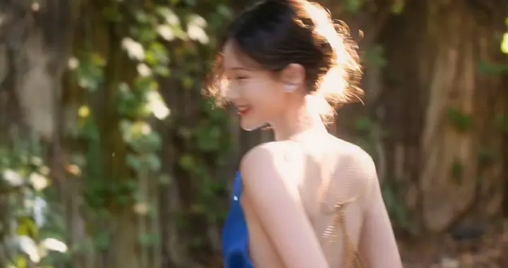 李一桐｜蓝色露背裙，光落在她背上，美得直击灵魂